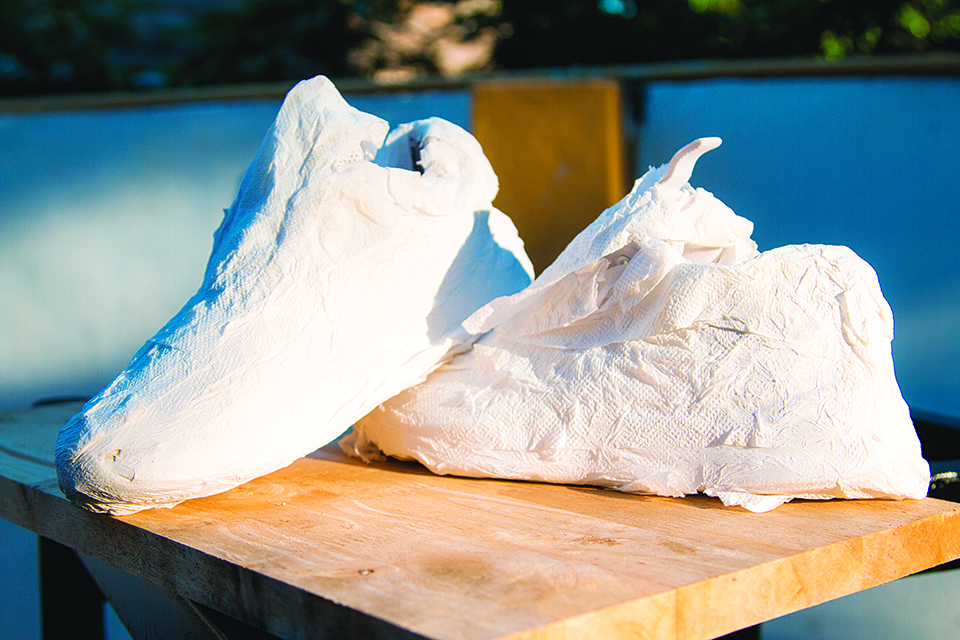 用衛生紙包覆鞋子，讓鞋面緊貼衛生紙，陰乾後衛生紙會吸附黃漬。