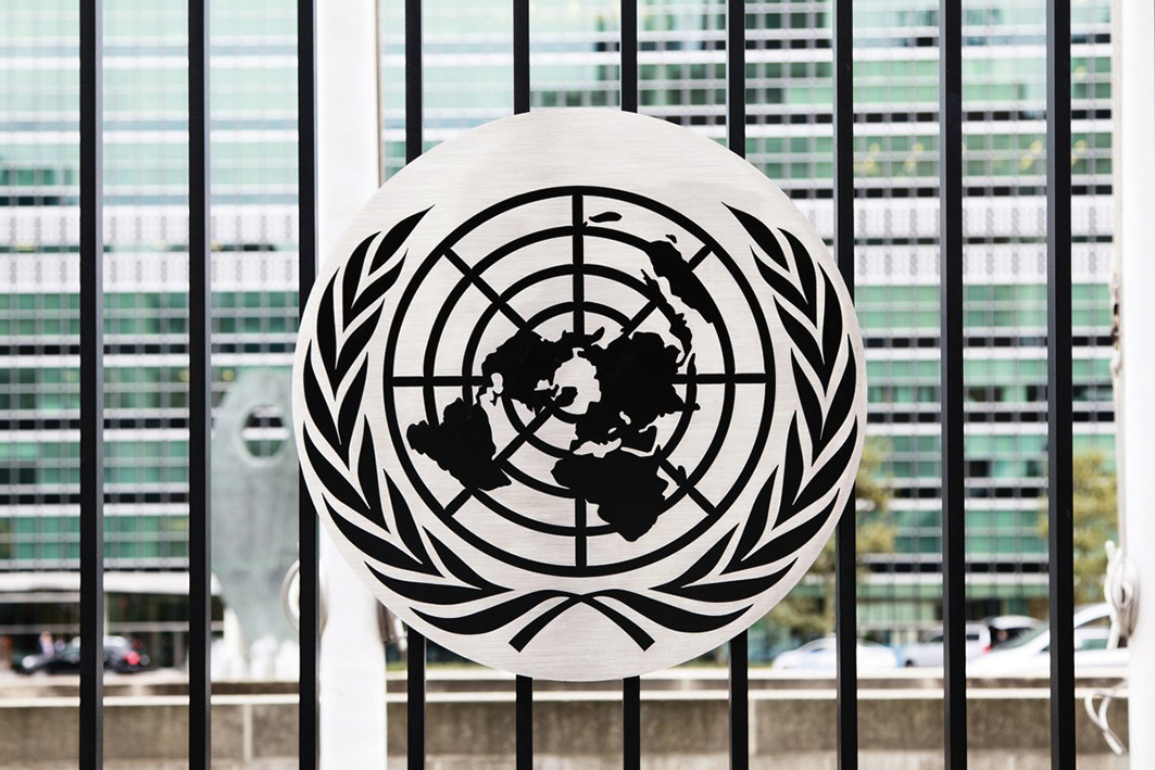紐約聯合國總部外面的聯合國標誌。攝於2016年9月24日。（Shutterstock）