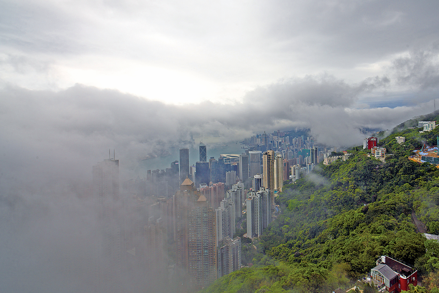香港歐洲商務協會調查顯示，半數外資預年內撤離，曾任香港政府中央政策組全職顧問的劉細良，稱防疫政策令香港「已經成為一個孤島」。圖為籠罩在濃霧中的香港島。（潘在殊／大紀元）