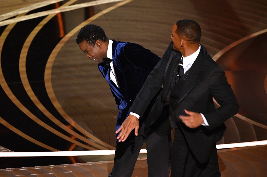 第94屆奧斯卡頒獎禮上，韋史密夫（Will Smith）因頒獎嘉賓基斯洛克（Chris Rock）的一個玩笑，憤而衝上台掌摑對方。 （ROBYN BECK / AFP）