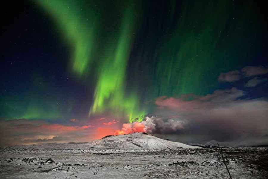 冰島火山上空舞動的美麗極光