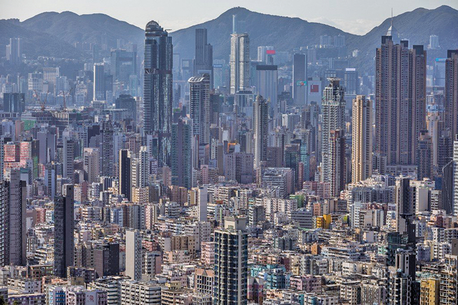 大行高盛料香港樓價於未來四年，每年下跌5%，板塊內看俏長實與新世界發展。（DALE DE LA REY / AFP）