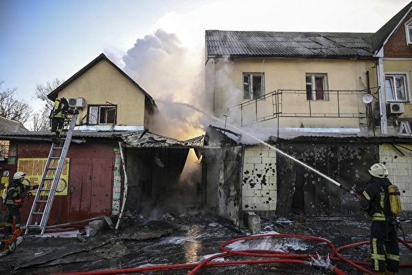 2022年3月12日，基輔消防員在滅火。（Aris Messinis / AFP）