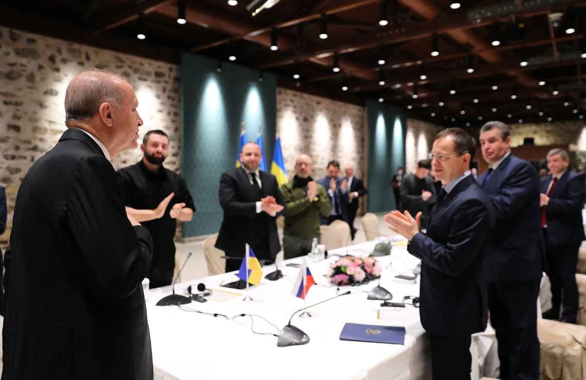 2022 年 3 月 29 日，土耳其總統埃爾多安（左）在伊斯坦布爾的烏俄會談開幕式上向俄羅斯和烏克蘭代表團致意。（土耳其總統新聞處/ AFP）