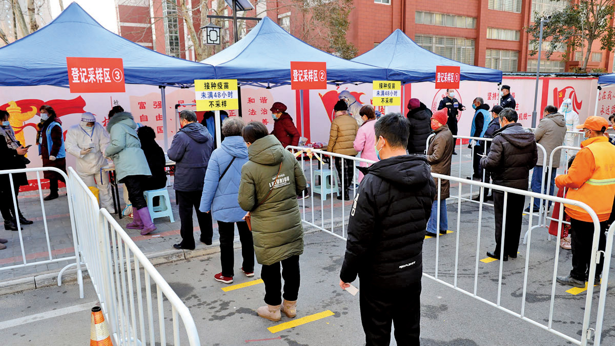 2月18日，江蘇連雲港民眾排隊做核酸檢測。（STR/AFP via Getty Images）