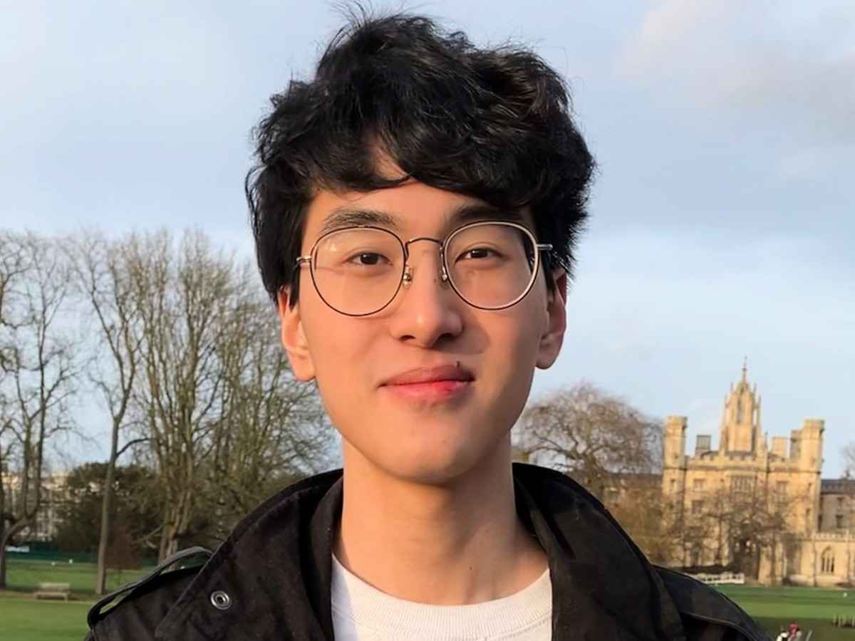 英國劍橋大學經濟系一年級生、香港學生葉晉瑋（Eric Yip）贏得英國「國家詩詞比賽2021」（National Poetry Competition 2021）冠軍，成為歷年來最年輕的得獎者。（Poetry Society Twitter）