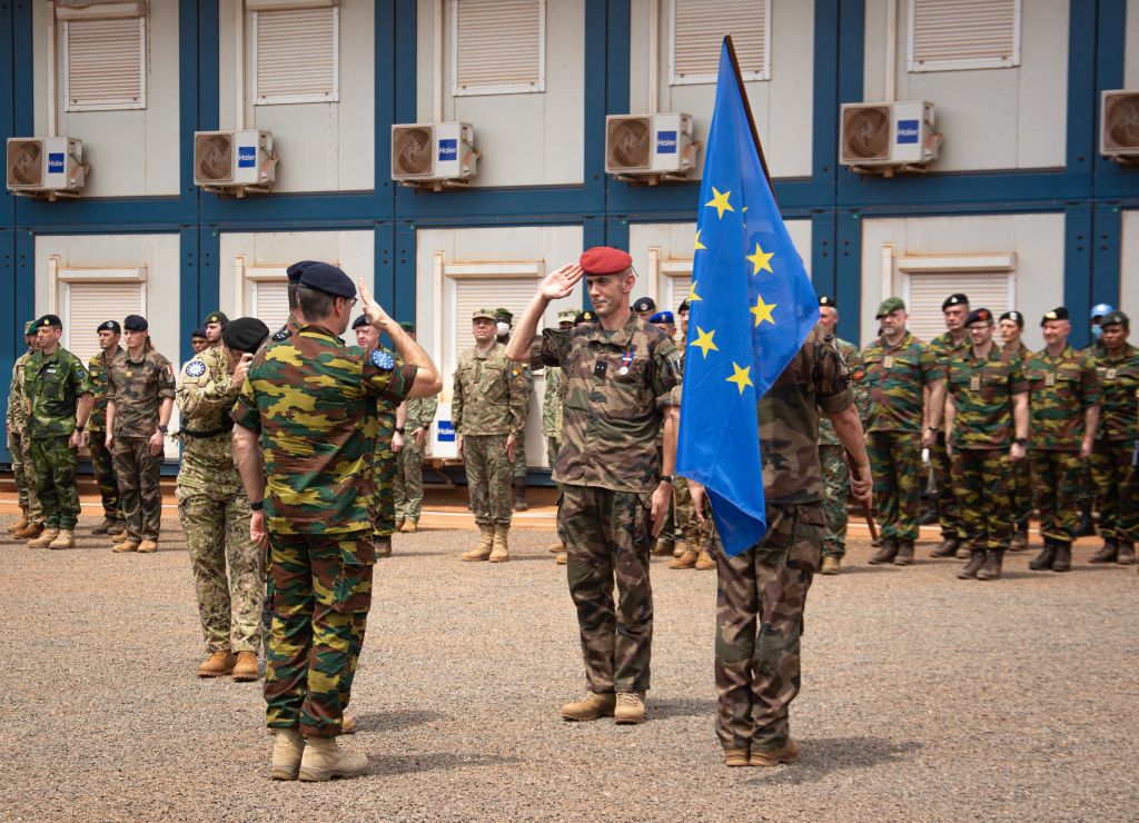 2022 年2月3日，在中非共和國首都班吉舉行的交接儀式上，法國將軍 Jacques Langlade de Montgros（中）將歐盟駐中非共和國訓練團的指揮權移交給比利時將軍 Jacky Cabo（左）。歐盟表示，如果該國士兵停止為俄羅斯準軍事組織瓦格納工作，它將恢復在中非共和國的軍事訓練任務。（CAROL VALADE/AFP via Getty Images）