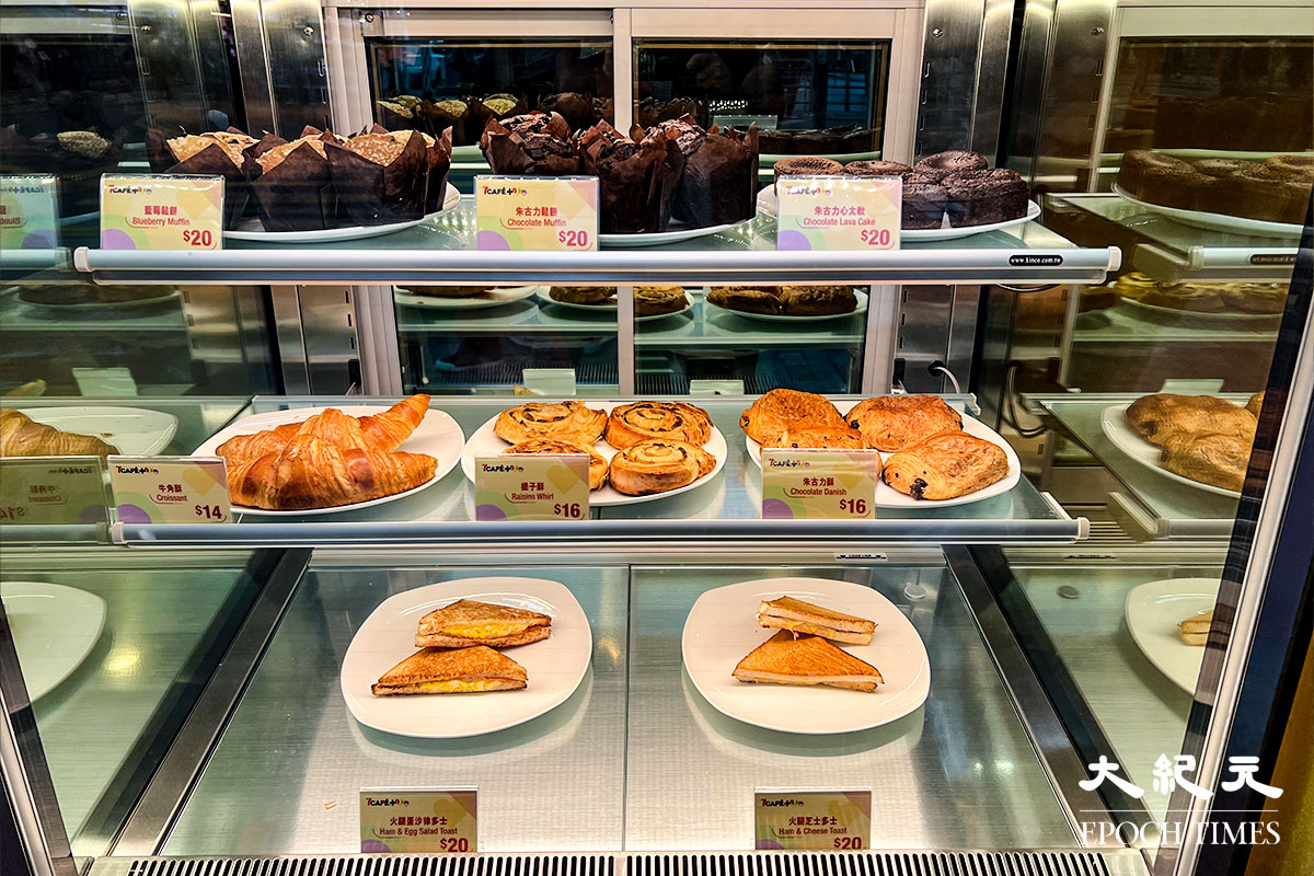 7CAFÉ+提供多款西式糕點餅食如各式鬆餅、朱古力心太軟、牛角酥、提子酥、火腿蛋沙律多士等熱食。（陳仲明／大紀元）