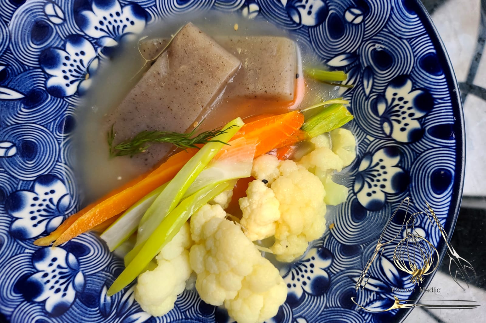 鰹魚湯味噌煮蒟蒻蔬菜。（Kitchen Madlic提供）