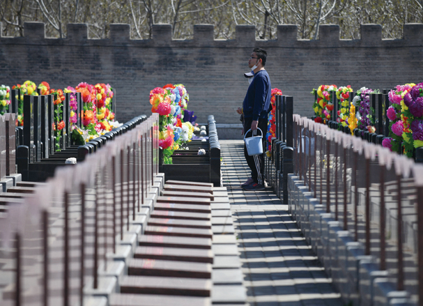 中國清明節 代理掃墓嚎啕大哭一次收費千元
