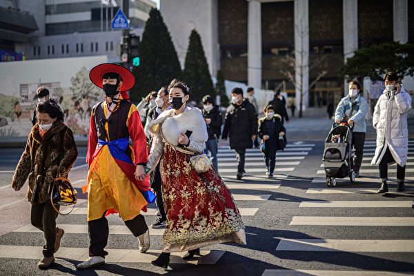 約八成半的韓國人認為，新政府對韓中關係的主要矛盾問題應理直氣壯地發聲。圖為2022年1月7日，首爾街上穿著傳統韓服的年輕夫妻。（Anthony Wallace / AFP）
