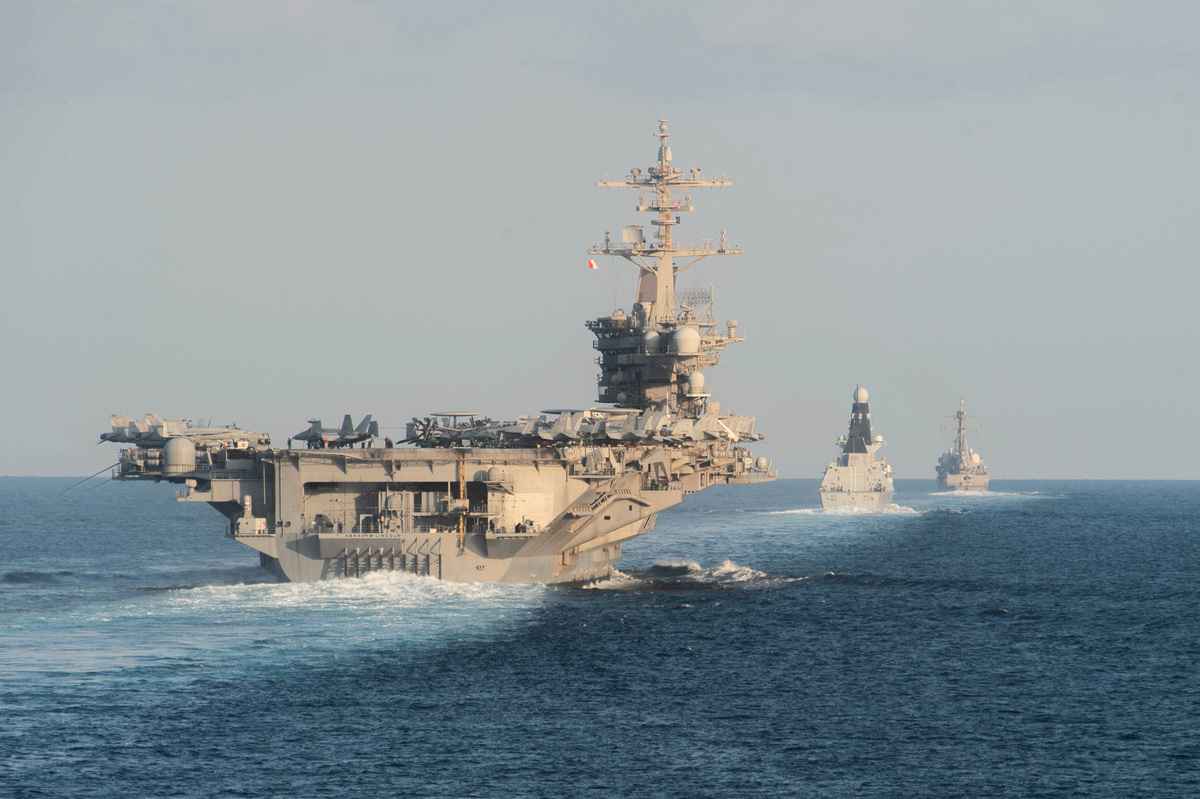2019年11月19日，亞伯拉罕林肯號（CVN 72）航空母艦通過霍爾木茲海峽。（Zachary Pearson- U.S. Navy via Getty Images）