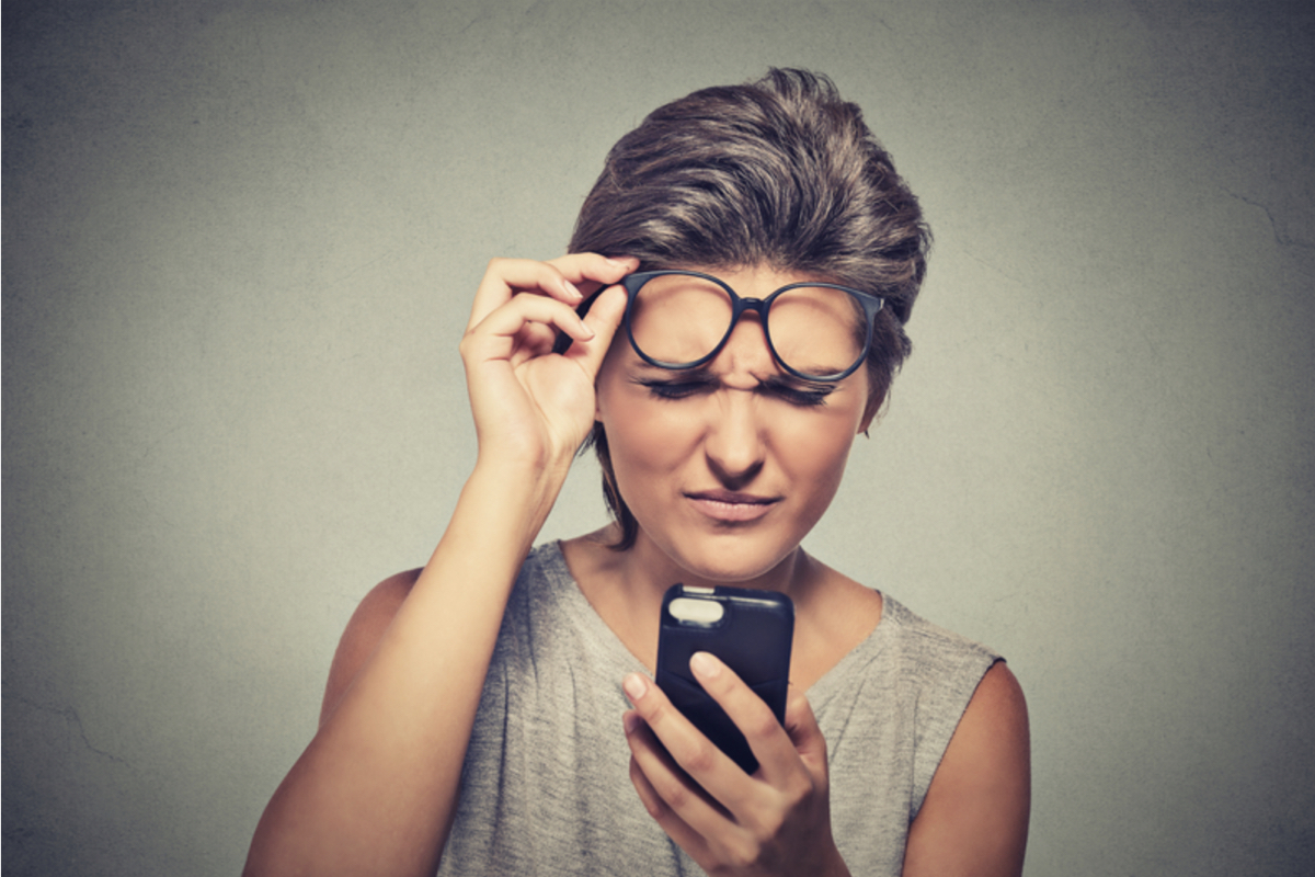 眼睛乾澀、癢、痛的症狀，不止染疫者會有，看手機久了就會發生。（Shutterstock）