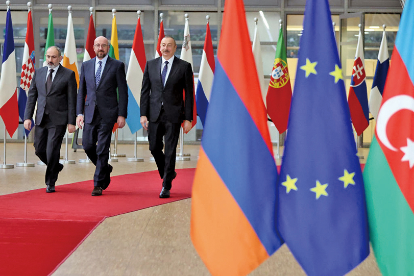 4 月 6 日，針對納卡爭議地區，亞美尼亞總理、歐洲理事會主席和阿塞拜疆總統在布魯塞爾進行調解會談。（AFP）