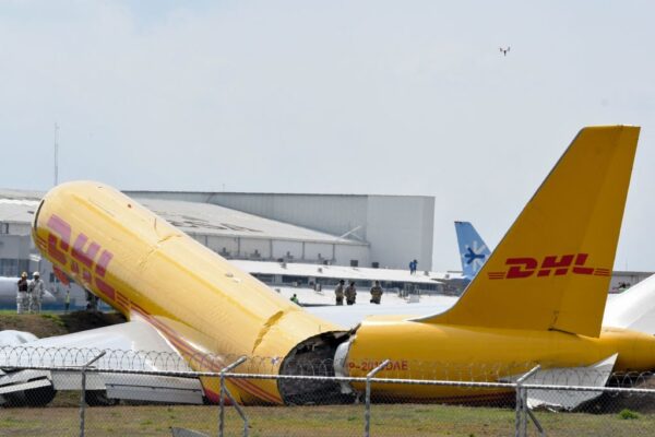 2022年4月7日，快遞公司DHL一架波音757-200貨機緊急降落在哥國的胡安聖瑪麗亞國際機場，隨後滑出跑道且機尾斷裂。（EZEQUIEL BECERRA/AFP via Getty Images）