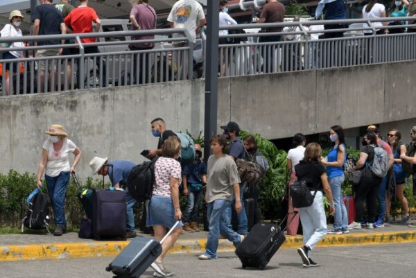 約8,500名旅客及57架載客或載貨班機受到機場關閉的影響。（EZEQUIEL BECERRA/AFP via Getty Images）