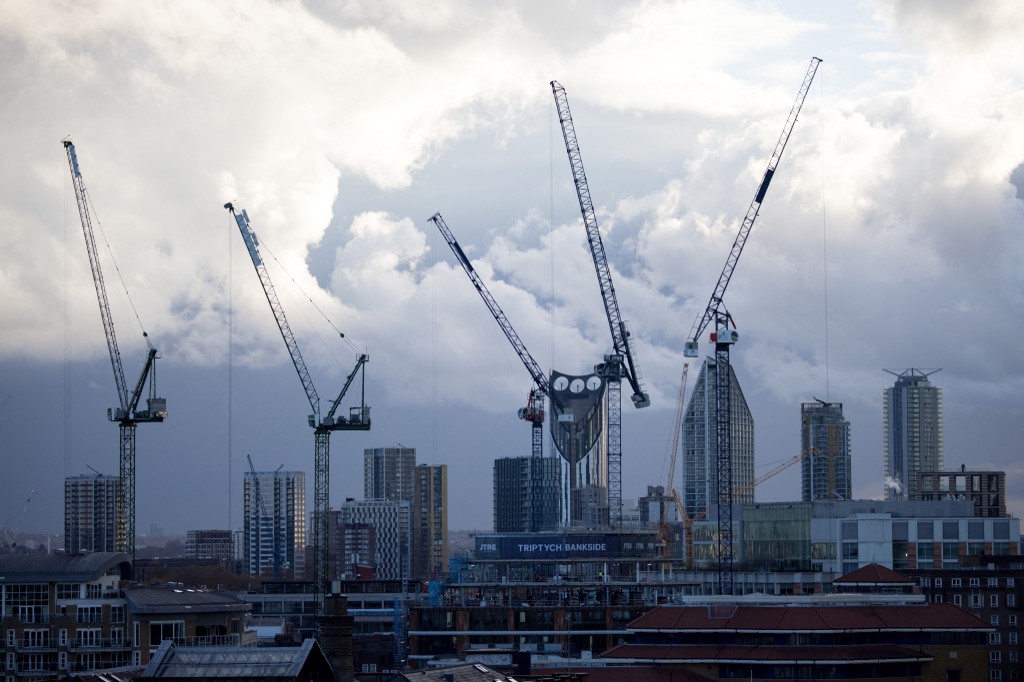 標普全球於本周公布3月份英國建築業PMI數值為59.1，反映商業活動正在擴張。（TOLGA AKMEN / AFP）