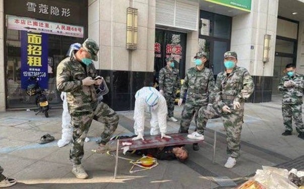 網上流傳圖片顯示，浙江海寧市有密切接觸者被軍人用木板壓在地下。（網絡圖片）