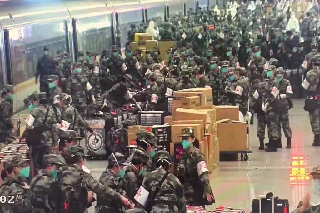 4月7日傍晚在上海虹橋火車站幾乎全是身穿迷彩服的軍人，看起來是剛從火車上下來。（網絡圖片）