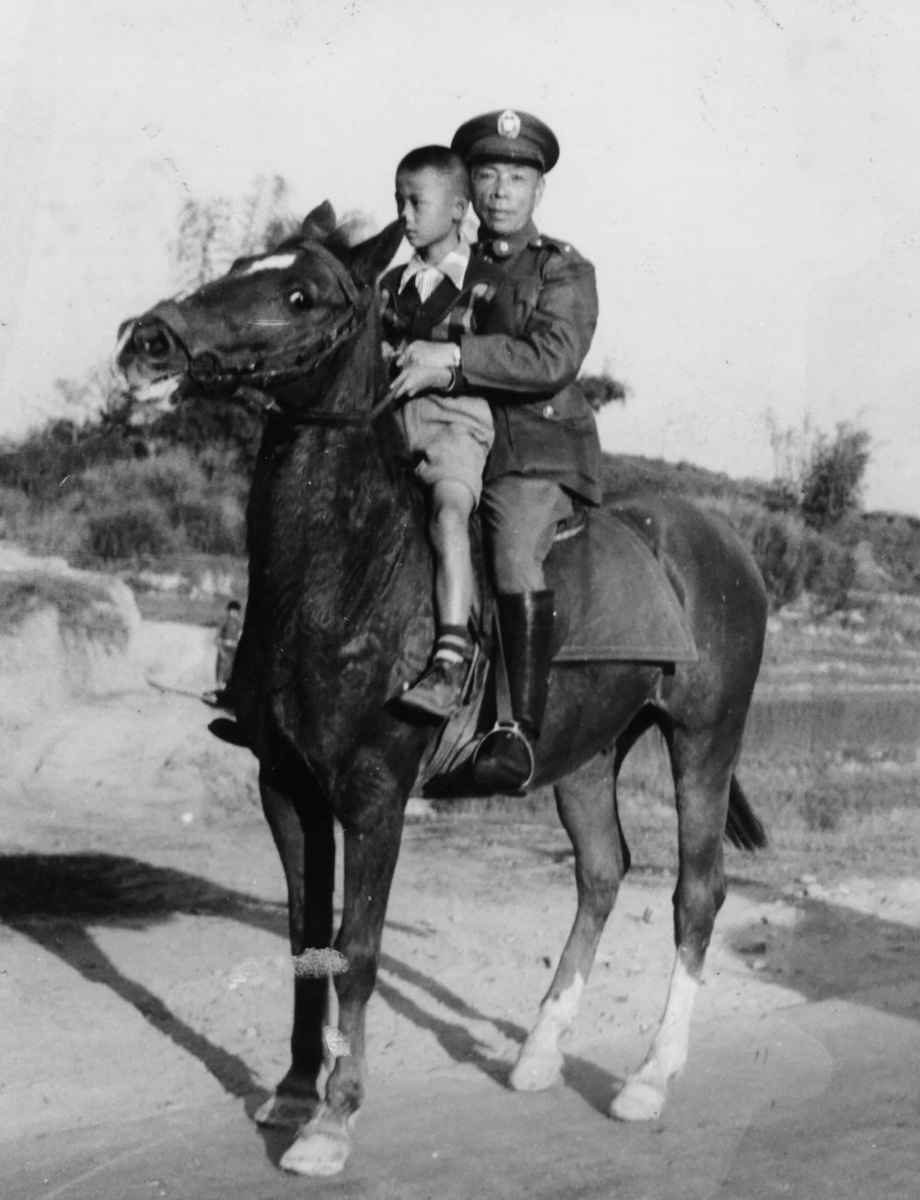 與父親在鳳山陸軍官校共騎一乘，時間點應該是1955年