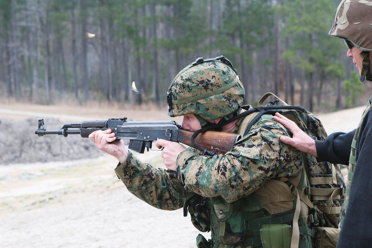 使用AK-47進行射擊的美國海軍陸戰隊士兵。（維基百科／公共領域）