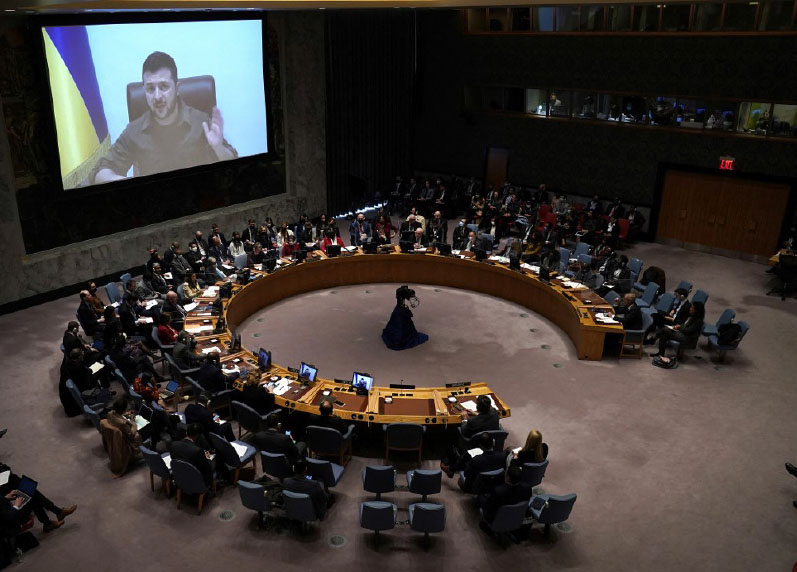 2022年4月5日，烏克蘭總統澤連斯基向聯合國安理會發表視像講話。（TIMOTHY A. CLARY/AFP）