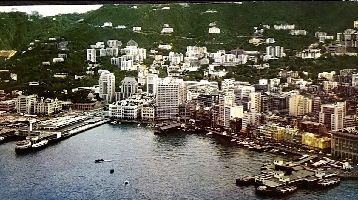 50年代的中環鳥瞰圖，昔日多個碼頭一覽無遺。（張順光提供）