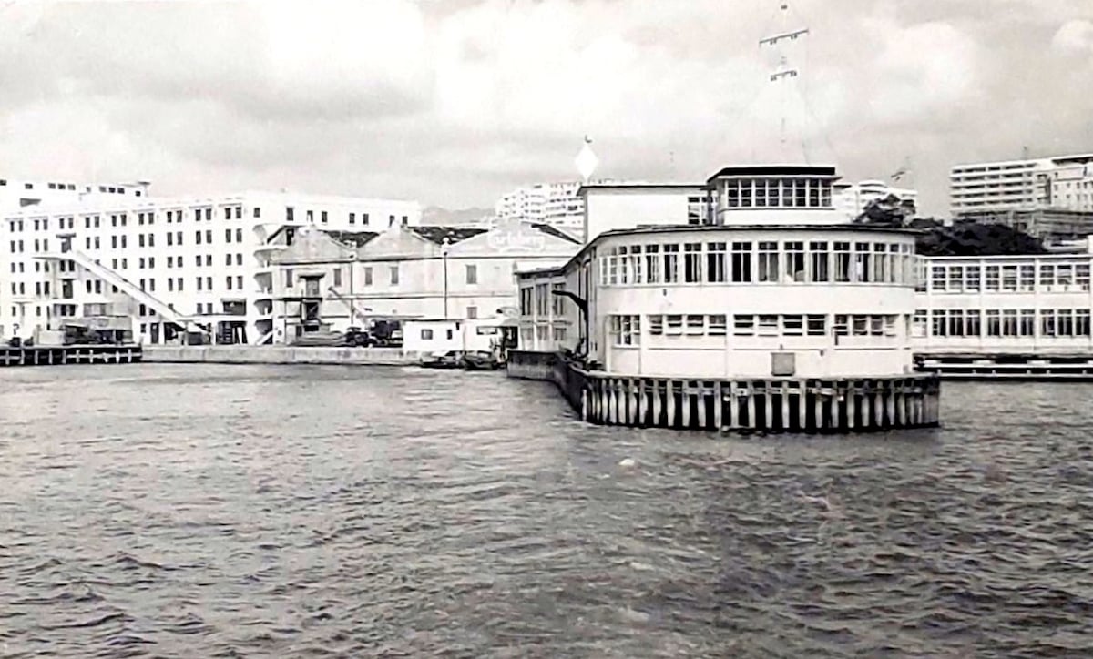 1950年代的尖沙咀碼頭，左邊可見九龍倉。（張順光提供）