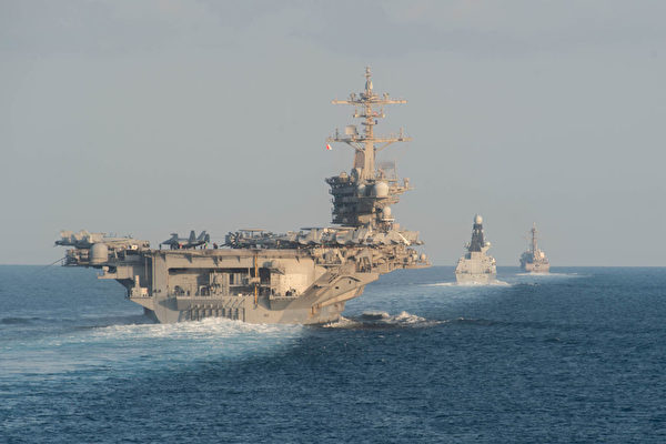 朝鮮「太陽節」前夕，美國林肯號航母現身日本海，並與日本海上自衛隊舉行聯合軍演。圖為2019年11月19日美國林肯號航母（左）通過霍爾木茲海峽。(Zachary Pearson- U.S. Navy via Getty Images)