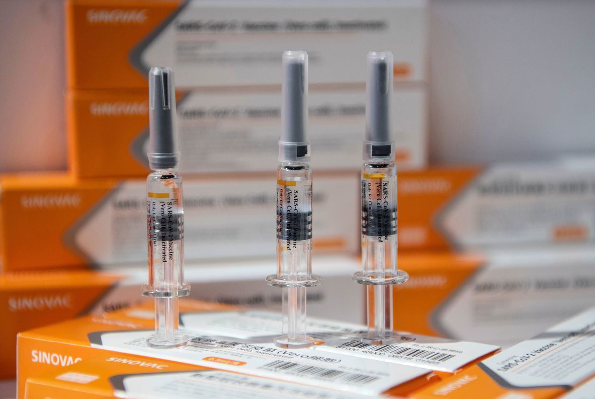 國藥和科興分別於同日（4月16日）宣布，由他們研製的多款Omicron變種病毒疫苗，正式獲准在香港展開臨床研究。圖為科興疫苗。（NOEL CELIS／AFP via Getty Images）