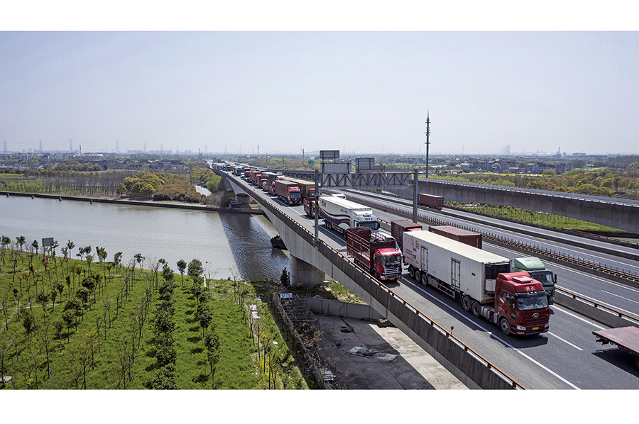 2022年3月30日，由於上海封城，上海附近一個高速路進出口附近大量貨車等待通過檢查站。（Qilai Shen/ Getty Images）