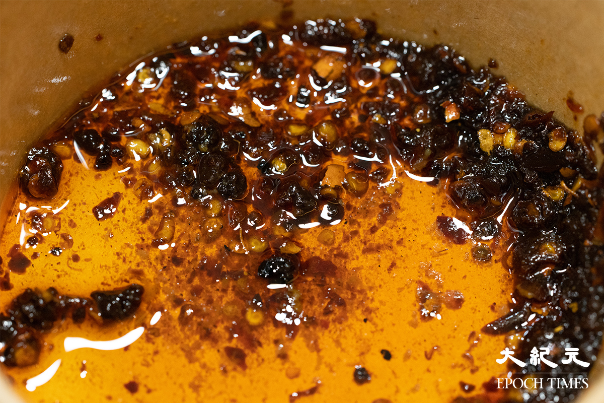林生調配的辣椒油以香味為主，他認為符合香港人的口味最重要。（陳仲明／大紀元）