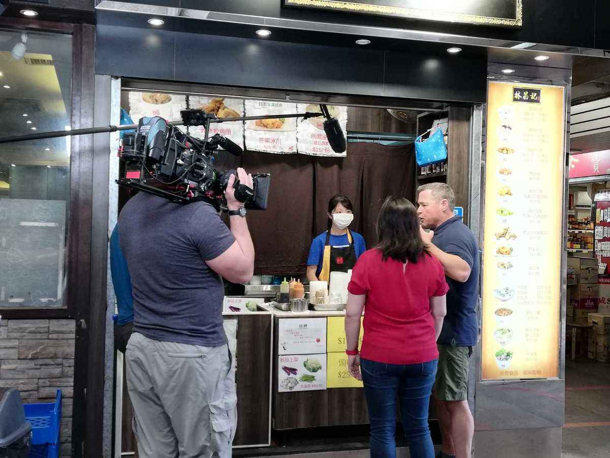 2018年12月美國一隊攝製隊到林昌記美孚分店拍攝介紹香港特色街頭小食，如咖喱魚蛋、海鮮炸角、黃金蛋等。（受訪者提供）