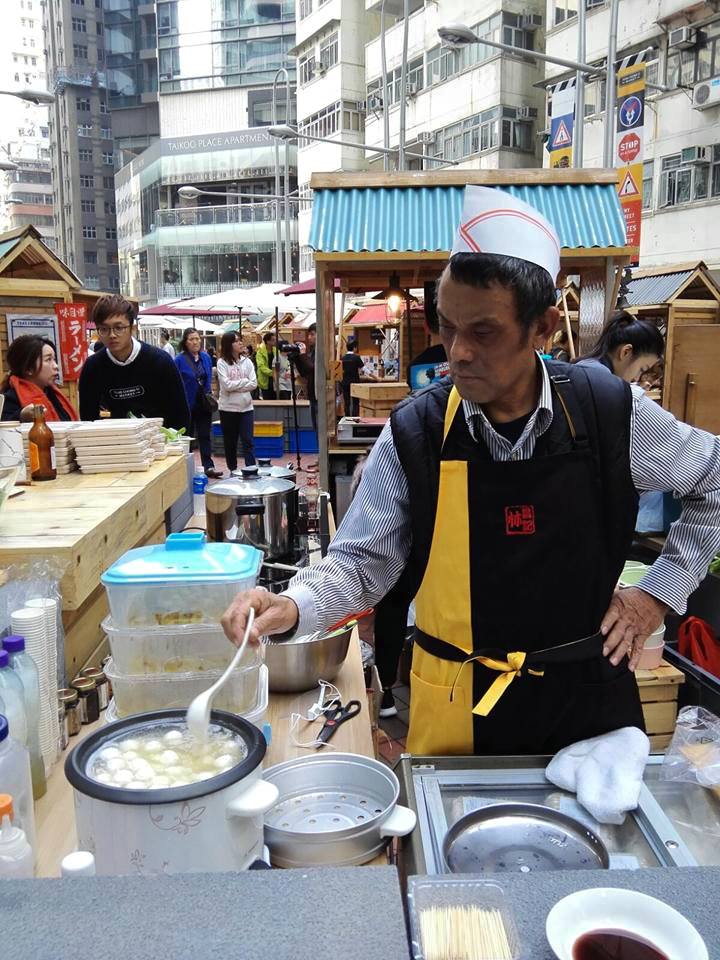 2017年12月林昌記在糖廠街市集的攤位，招牌美食白魚蛋是熱賣產品。（受訪者提供）