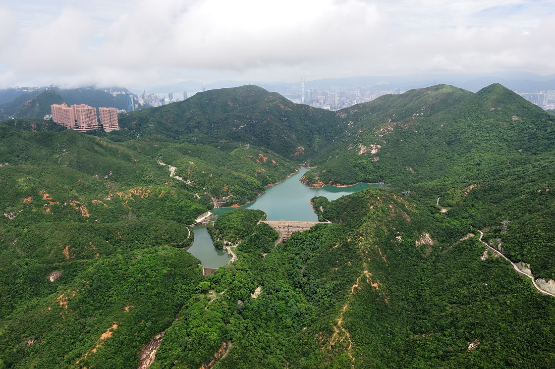 水務署今日（4月20日）宣布，將於明日起放寬水塘釣魚期，容許持有有效釣魚牌照人士全年在香港所有水塘垂釣。圖片為大潭水塘。（香港水務署圖片）