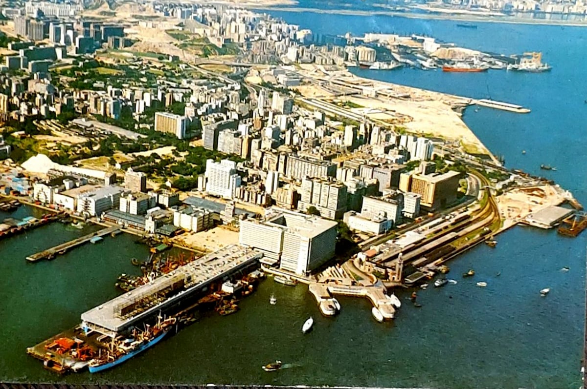 1970年代的尖沙咀鳥瞰圖，過海隧道已經建好，尖東正在發展中，海運大廈剛落成不久，九廣鐵路總站仍未搬遷拆卸。（張順光提供）