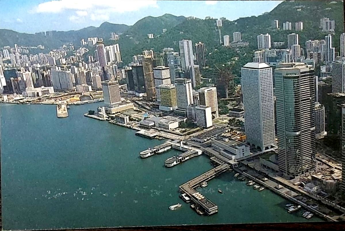 1980年代中環天星碼頭鳥瞰圖，可見香港首幢摩天大樓康樂大廈（現為怡和大廈）。（張順光提供）