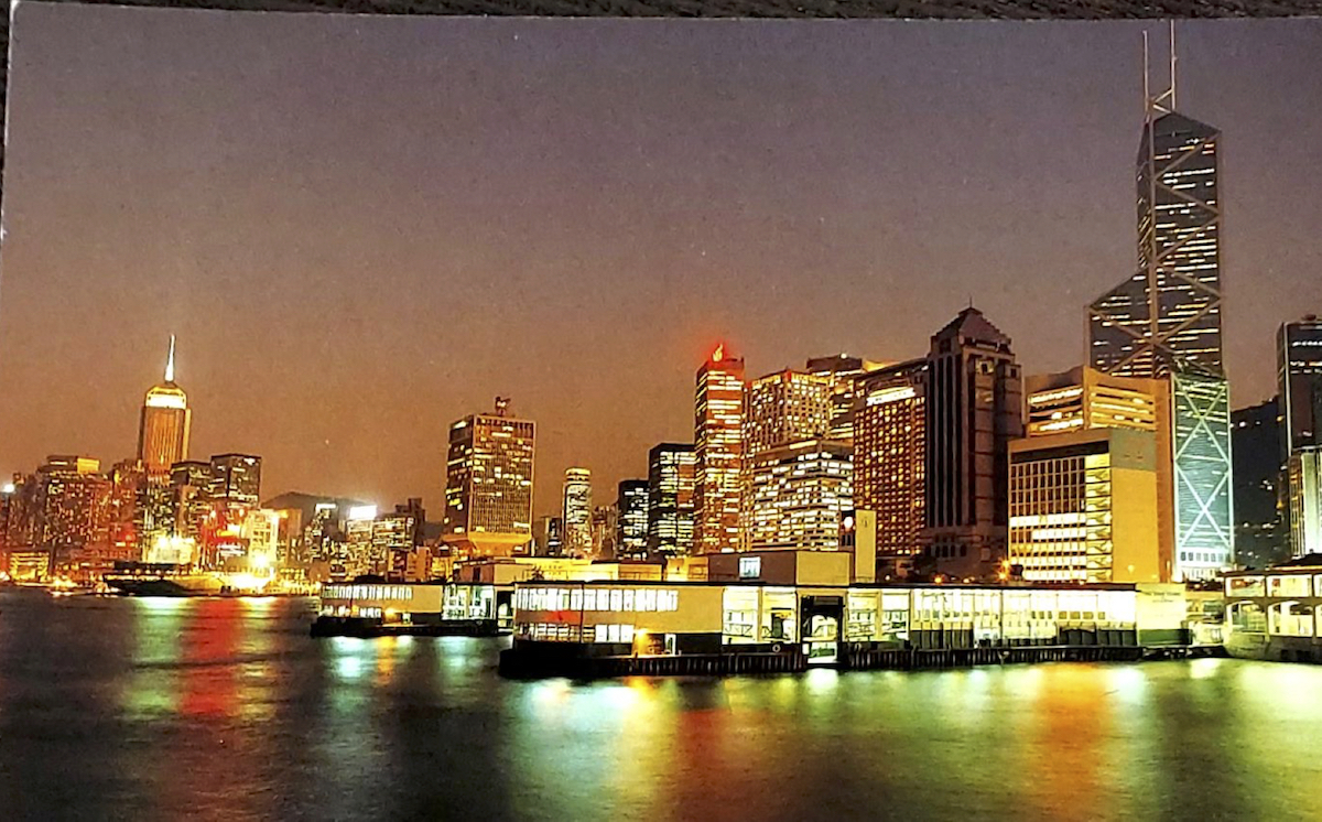 九十年代，五光十色的中環天星碼頭夜景。（張順光提供）