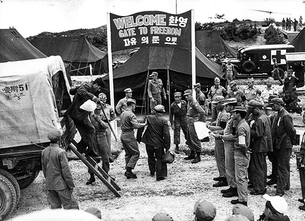 1953年北韓停戰協議簽字，雙方交換遣返戰俘，三分之二共1萬4,325個中共志願軍堅決拒絕返回共產黨統治下的中國。（Getty Images）