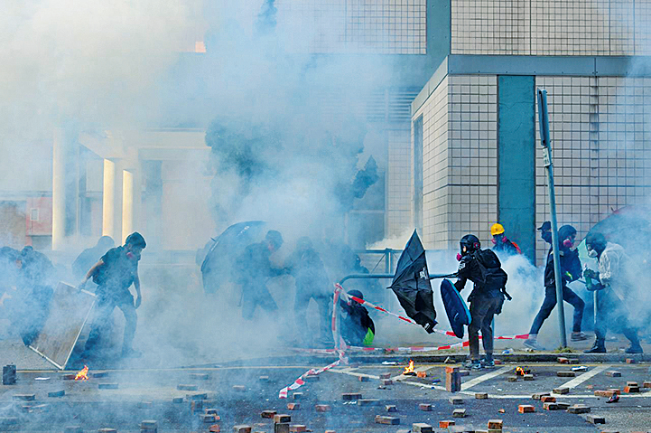 2019年11月18日早上，理大抗爭者被防暴警察用催淚彈攻擊。（宋碧龍／大紀元）