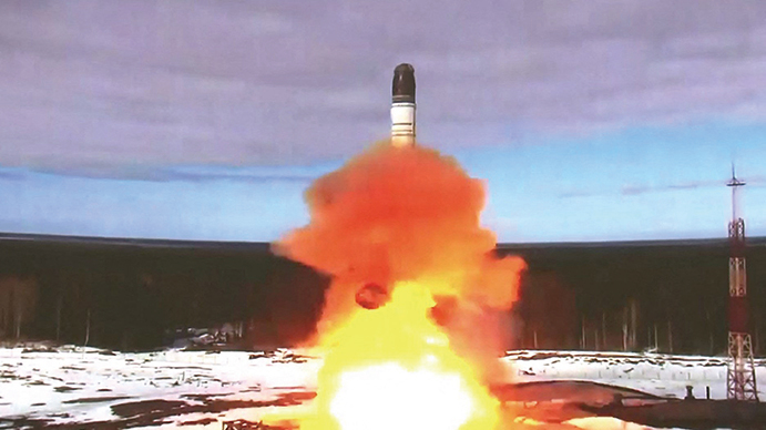 4月20日，俄羅斯在普列謝茨克（Plesetsk）試驗場發射薩爾馬特（Sarmat）洲際彈道導彈的一幕。（AFP）