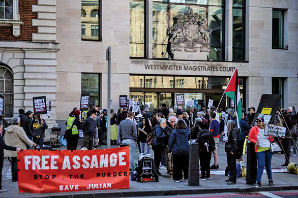 4月20日，英國倫敦，阿桑奇（Julian Assange）的支持者在威斯敏斯特市裁判法院外抗議。（Getty Images）