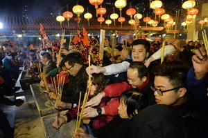 數萬港人除夕夜祈福 爭上頭炷香