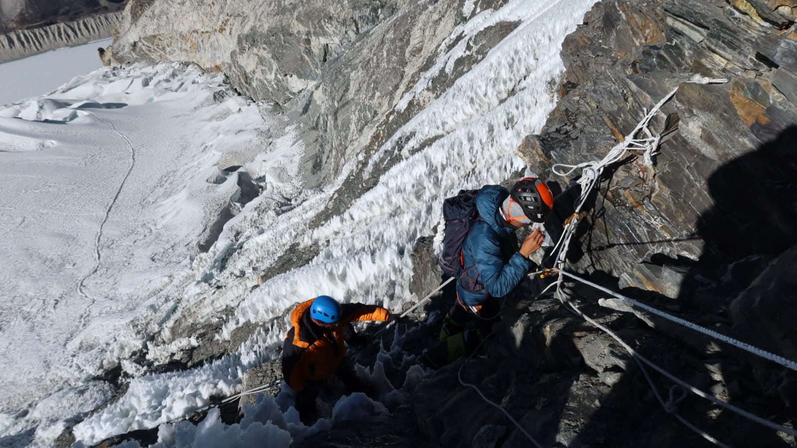 島峰登頂的過程中要用繩索攀爬。（受訪者提供）