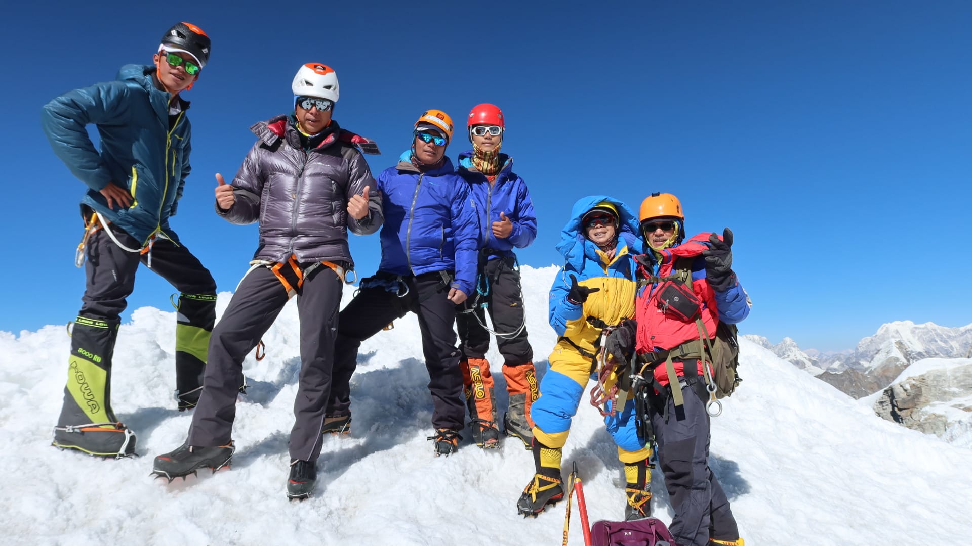 眾人攀上東面6119米的羅布崎峰（Lobuche Peak）。（受訪者提供）
