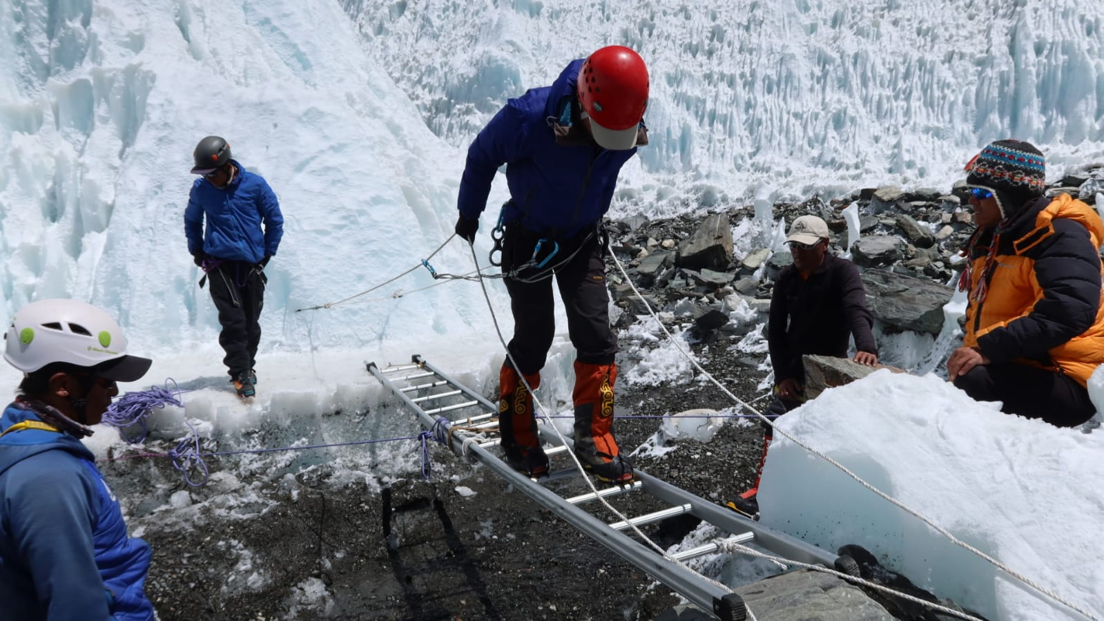 眾人進行跨越冰川的訓練。（受訪者提供）