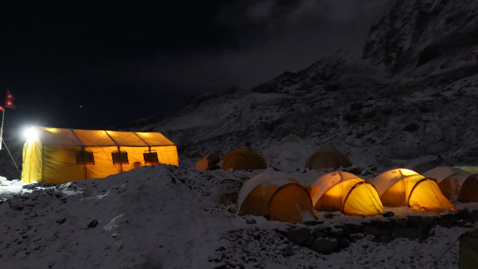 夜晚的珠峰營地。（受訪者提供）