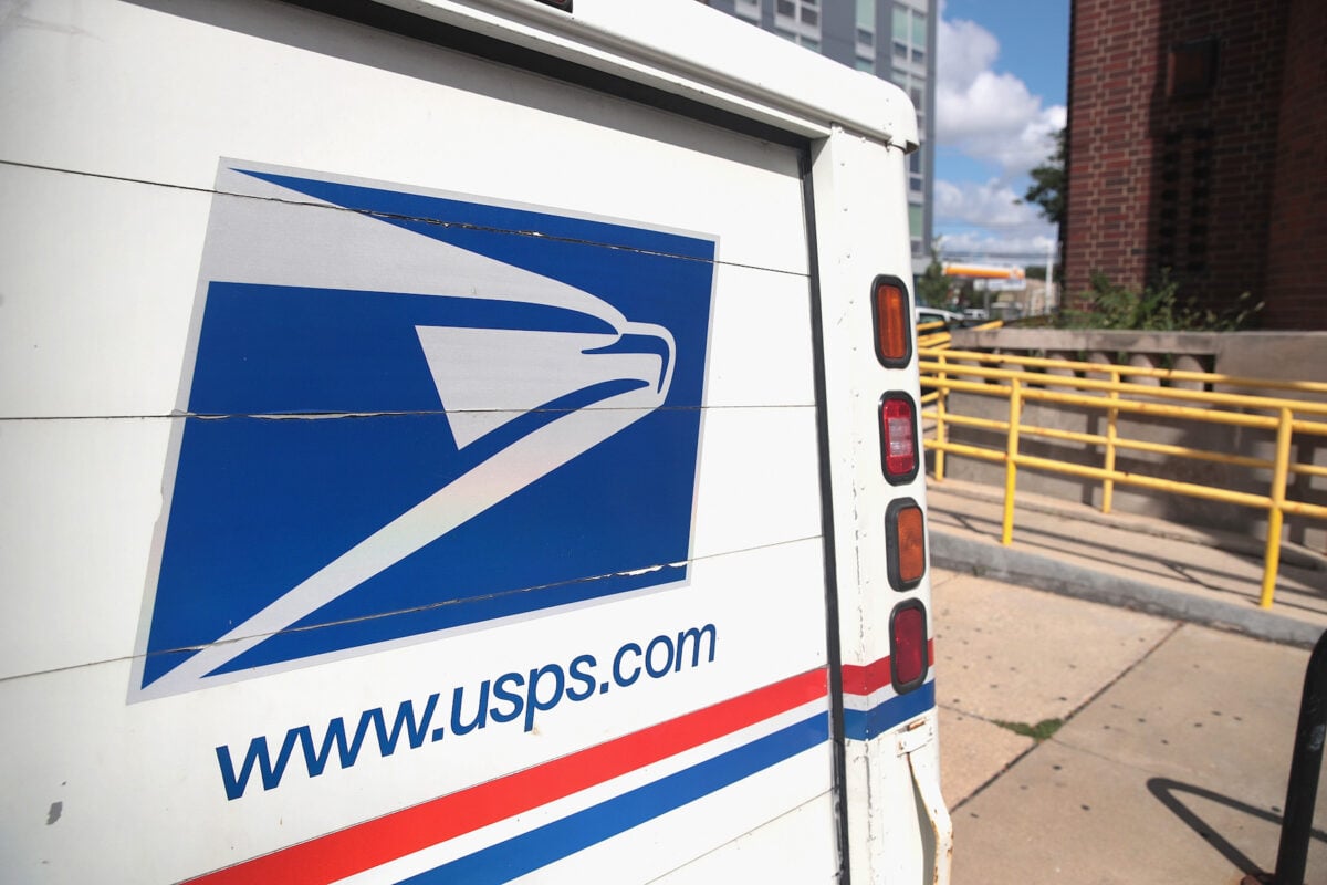 圖為美國郵政服務（USPS）的貨車。（Scott Olson/Getty Images）