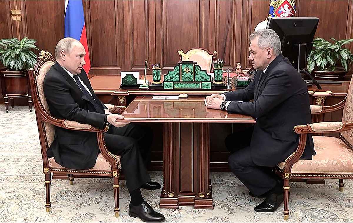 2022年4月21日，俄羅斯總統普京在克里姆林宮會晤俄羅斯國防部長謝爾蓋·紹伊古。（Russian Presidential Press Office / AFP） 
