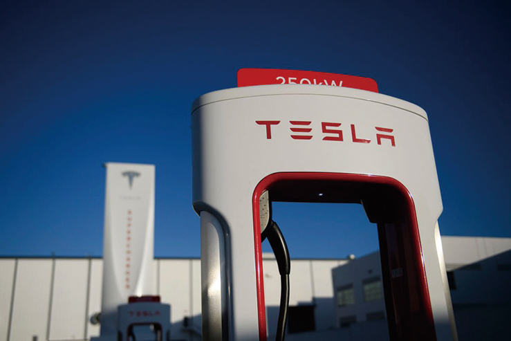 圖為2021年1月4日，在加利福尼亞州霍桑（Hawthorne）的Tesla公司超級充電站。（PATRICK T. FALLON/AFP）